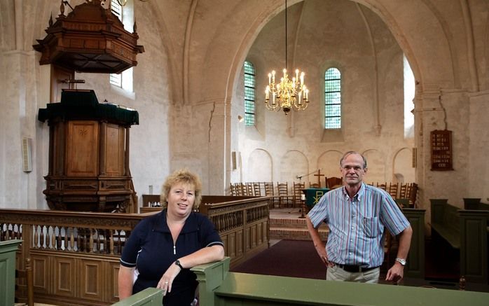 Diaken Grieteke van Weerden en ouderling Kees Bakker van de Hervormde Gemeente in Siddeburen. Foto's Sjaak Verboom