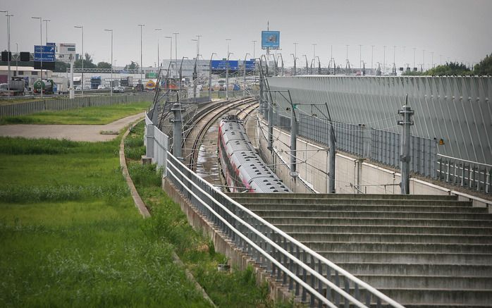 ROELOFARENDSVEEN – De komst van de hsl langs de A4 bezorgt de inwoners van Roelofsarendsveen veel overlast. „Het lijkt wel of het geluid door die geluidswal aan de andere kant wordt teruggekaatst naar ons dorp”, verzucht de eigenares van bakkerij Den Butt