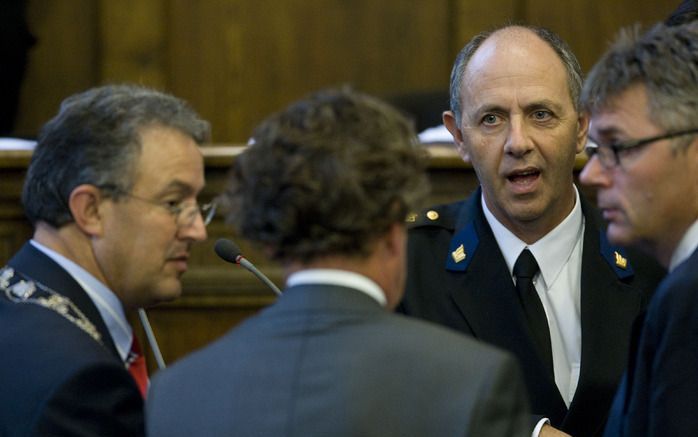 ROTTERDAM - Burgemeester Ahmed Aboutaleb (L), gemeentesecretaris Arjan van Gils (2eL), de Rotterdamse korpschef Aad Meijboom en directeur Veiligheid Arjen Littooij (R) zijn donderdag in een gesprek verwikkeld tijdens een schorsing. De Rotterdamse gemeente