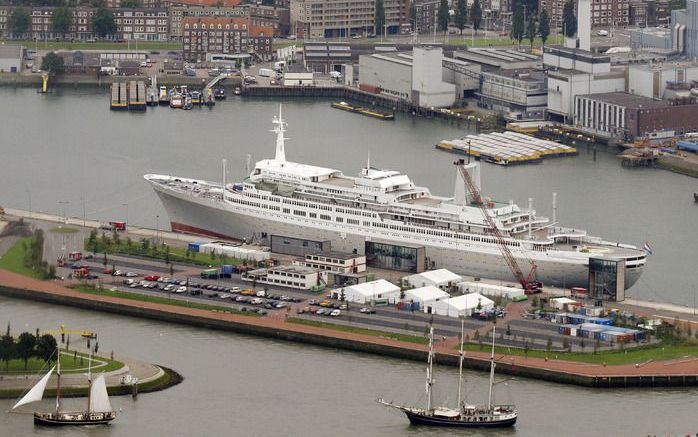 ROTTERDAM – De Rotterdamse zangeres Sabrina Starke heeft vrijdag vanaf een ponton in de Maas in Rotterdam de 32e editie van de Wereldhavendagen geopend. Van vrijdag tot en met zondag kunnen bezoekers alles in de haven van dichtbij bekijken. Foto ANP