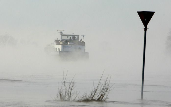 DEN HAAG – Bij Kampen komt een hoogwatergeul om water in de IJssel beter af te kunnen voeren. Voor de aanleg van deze ’bypass’ en een woonwijk trekt het kabinet bijna 190 miljoen euro uit. Dat heeft het ministerie van Verkeer en Waterstaat vrijdag bekendg