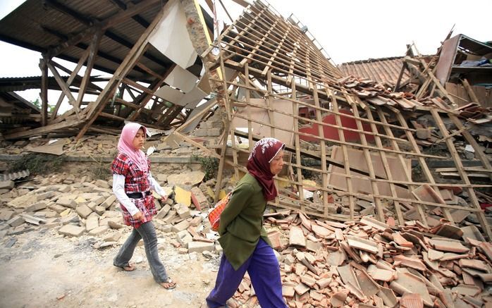 Na de krach­tige aardbeving van woensdag worden op het Indonesische eiland Java nog altijd tientallen dorpelingen vermist. Foto EPA