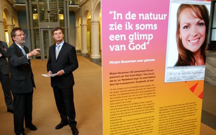 De scriba van de Protestantse Kerk in Nederland, dr. A. J. Plaisier, wijst premier Balkenende op de inhoud van een artikel in de reuzeneditie van de glossy ”Wij geloven”. Foto Sjaak Verboom