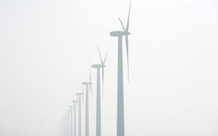 ROTTERDAM – In de Rotterdamse haven moeten in 2020 zo veel windmolens staan dat ten minste 250.000 huishoudens worden voorzien van elektriciteit. Foto ANP