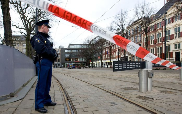 AMSTERDAM – Het aantal politiemensen op straat en bij de recherche zal ondanks de komende bezuinigingen niet afnemen. Minister Ter Horst (Binnenlandse Zaken) heeft dat maandag mede namens de korpsbeheerders gegarandeerd. Foto ANP