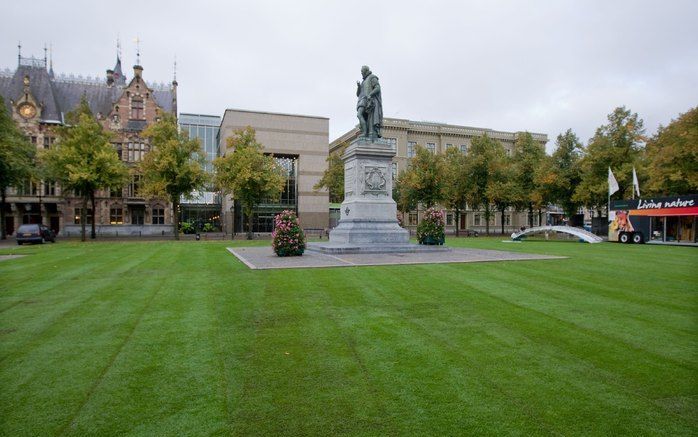 DEN HAAG - Een groot deel van Het Plein in Den Haag is woensdag bedekt met gras. De regio Venlo presenteert op de Dag van de Duurzaamheid haar activiteiten en plannen op het gebied van duurzaamheid. Tevens wordt aandacht besteed aan de Floriade, die in 20