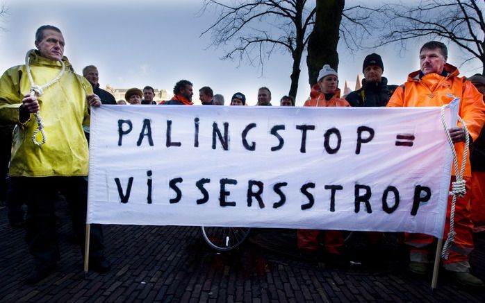 DEN HAAG - Palingvissers demonstreren maandag voor het gebouw van de Tweede Kamer in Den Haag tegen het plan van minister Verburg (Landbouw en Visserij) om de palingvangst in de maanden september en oktober stil te leggen. Foto ANP