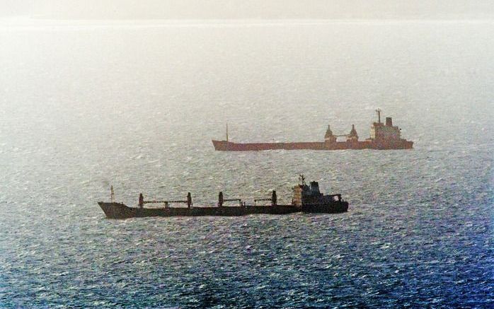 MOGADISHU - De vrachtschepen MV Irene en MV Horizon1 voor anker voor de kust van Somalië. Foto ANP