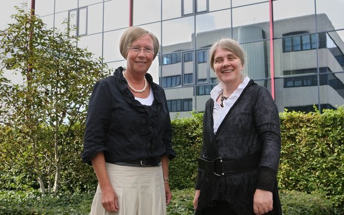 N. Schalkoort (l.) en A. Rijken, eerste en tweede presidente van het bestuur van de Hersteld Hervormde Vrouwenbond (HHV). Foto RD, Anton Dommerholt