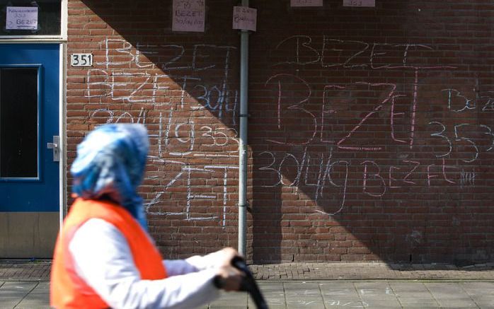 DEN HAAG – Wilders heeft woensdag de invoering van een ’hoofddoekjesbelasting’ bepleit. In het debat over de rijksbegroting voor 2010 stelde hij voor om zo’n belasting á 1000 euro per jaar in te voeren. Foto ANP