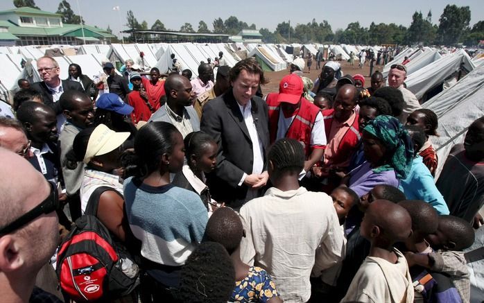 NAIROBI - Minister Koenders in een vluchtelingenkamp in Kenia. Foto EPA