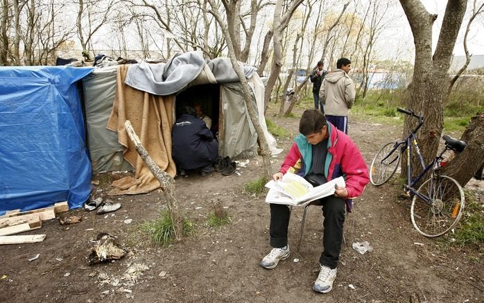 CALAIS – Frankrijk heeft donderdag zijn plannen verdedigd het geïmproviseerde illegalenkamp, bijgenaamd de ’jungle’, bij de haven van Calais te sluiten. Foto EPA