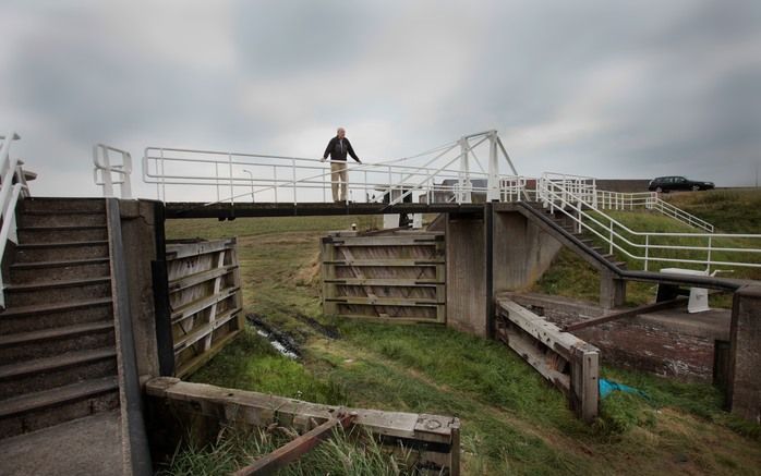 HANSWEERT – Dirk de Jong bij een van de bewaard gebleven sluiskolken uit 1866. In 1987 verving een modern sluizencomplex de oude doorgang. Foto Sjaak Verboom