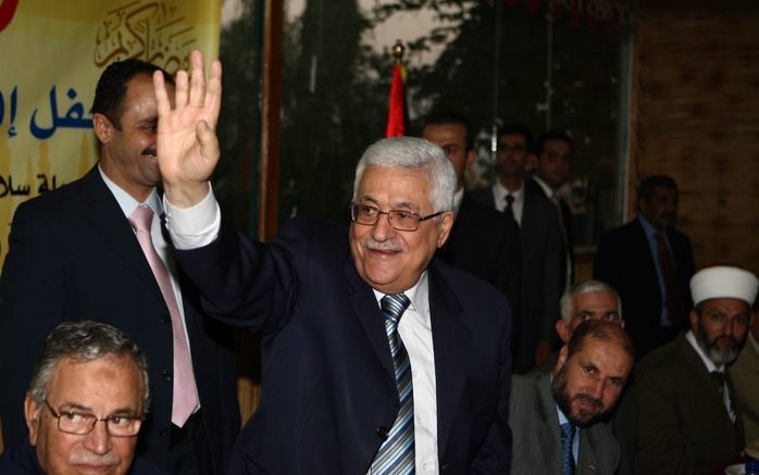 De Palestijnse president Mahmud Abbas wuift, voordat hij in overleg gaat met de Amerikaanse gezant voor het Midden-Oosten, George Mitchell.