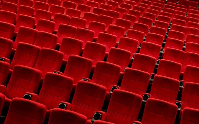 AMSTERDAM – De politie heeft zondagavond in Amsterdam een hele bioscoopzaal ontruimd in Pathé de Munt. Volgens een woordvoerder ging het om ongeveer zestig personen, onder wie enkele tientallen jongeren die voor overlast zorgden. Foto ANP