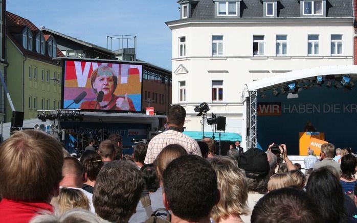 FINSTERWALDE – Inwoners van het Oost-Duitse Finsterwalde kwamen zaterdag af op een verkiezingsbezoek van Angela Merkel. Ze werd er vooral als inwoonster van de voormalige DDR verwelkomd. Foto John Klein