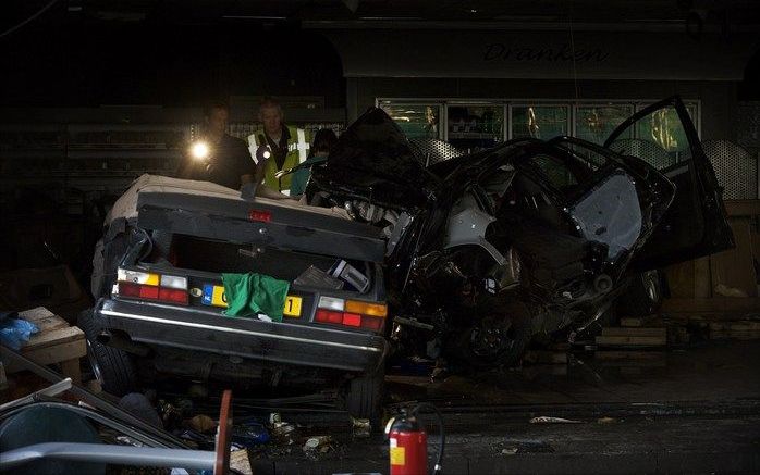 Twee auto's zijn maandagmiddag een benzinestation langs de A27 tussen Meerkerk en Gorinchem binnengereden. Foto's ANP