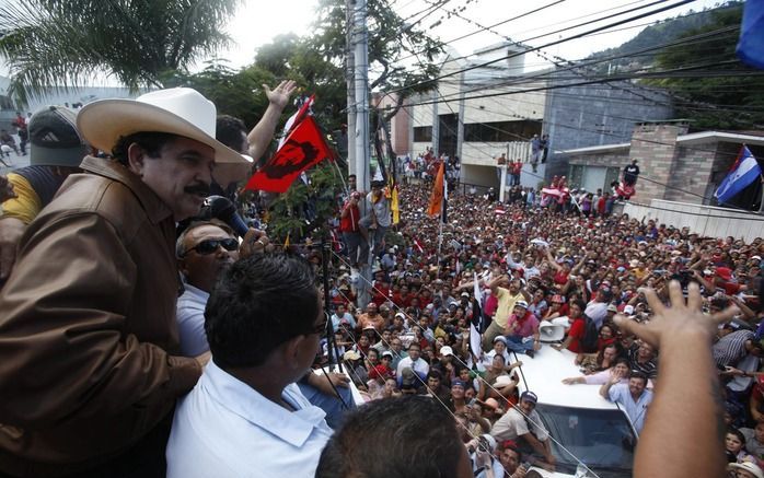 De afgezette Hondurese president Manuel Zelaya (links). Foto EPA