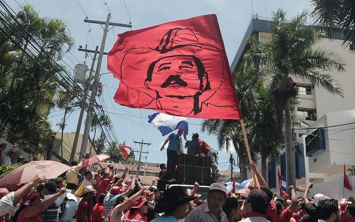 Aanhangers van de afgezette president Zelaya gaan in Honduras de straat op. Foto EPA