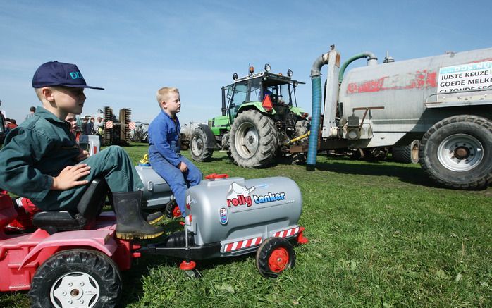 MONNICKENDAM - Boze boeren loosden vrijdagmiddag in Monnickendam ongeveer 140.000 liter melk. De boeren zijn boos over de lage melkprijs. Foto ANP