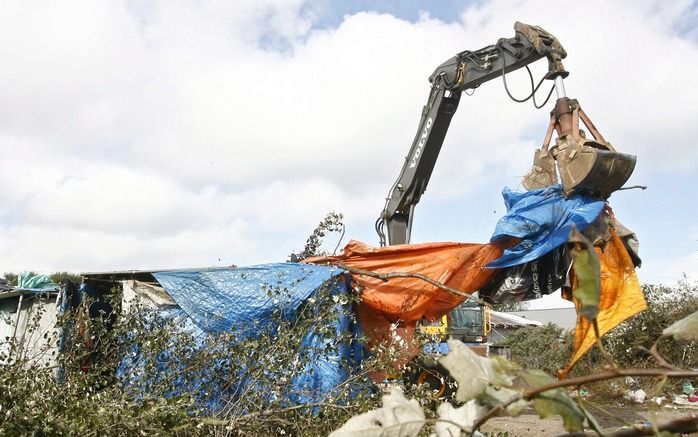 CALAIS – De Franse oproerpolitie heeft dinsdagochtend een geïmproviseerd migrantenkamp bij de noordwestelijke havenstad Calais met behulp van bulldozers gesloopt. Het oord werd de ’jungle’ genoemd.