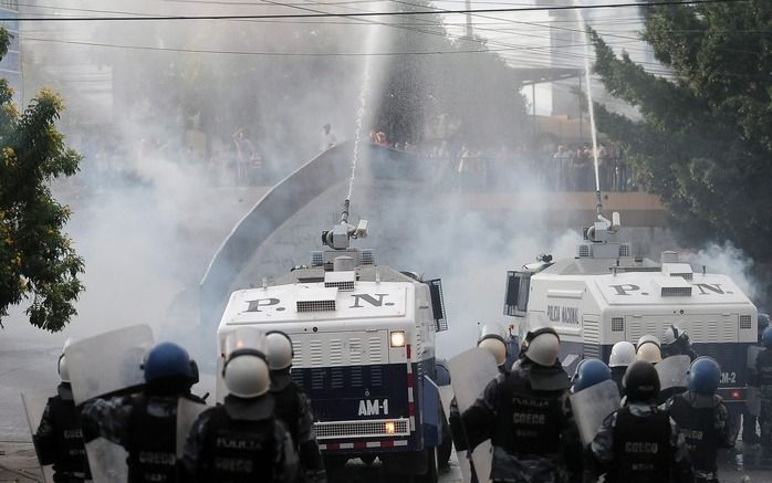 TEGUCIGALPA – Hondurese ordetroepen hebben dinsdag met geweld een einde gemaakt aan een betoging van honderden aanhangers van de afgezette president Manuel Zelaya bij de Braziliaanse ambassade in de hoofdstad Tegucigalpa. Foto EPA