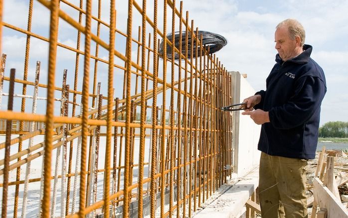 Maak zware beroepen minder zwaar, zei minister Bos zaterdag. Betonstaalvlechter Hilko Wijna: „De politiek kan beter iets doen aan de zware psychische druk waaronder straatmakers en betontimmerlieden hun werk doen. Ik denk dat dit moeilijker zal zijn dan p