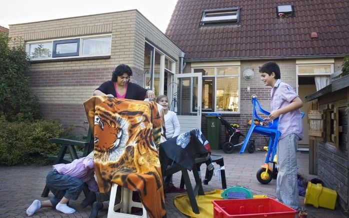 Het uitbouwen van hun woning voor de opvang van zoon Senna ging niet van een leien dakje. De familie Hunze uit Lunteren heeft na jarenlange strijd een uitbouw van 11 vierkante meter kunnen realiseren voor hun meervoudig gehandicapte zoon. Foto Christiaan 