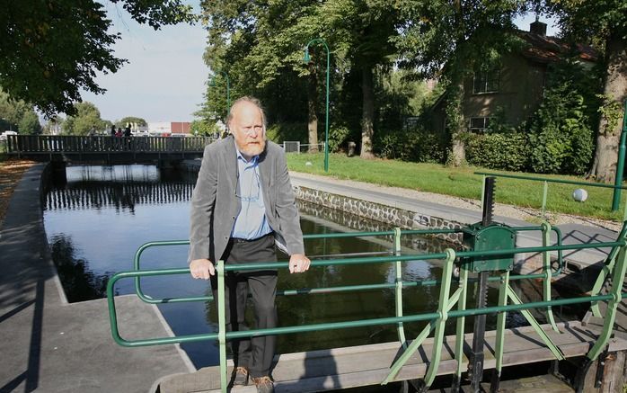 APELDOORN – Rick Scholten, van stichting Apeldoorns Kanaal, bij de Apeldoornse sluis. De stichting wil de zes historische sluizen opknappen. Foto RD, Anton Dommerholt