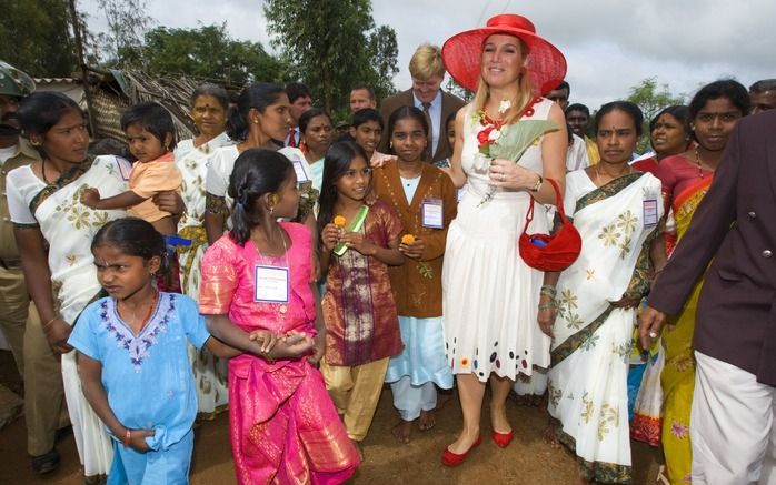 Tijdens buitenlandse reizen probeert prinses Máxima bewindslieden en politici over te halen de armen een kans te geven. Foto: ontmoeting met inwoners van het dorp Srinivasnagar, tijdens een staatsbezoek aan India in 2007. Foto EPA