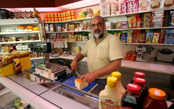 Mordechai Mouwes dankt het voortbestaan van zijn delicatessenzaak aan hard werken, een trouw klantenbestand en een slimme inkoop: „Ik heb een mannetje in Israël, daardoor kom ik wel aan m’n spullen” Foto’s RD, Anton Dommerholt