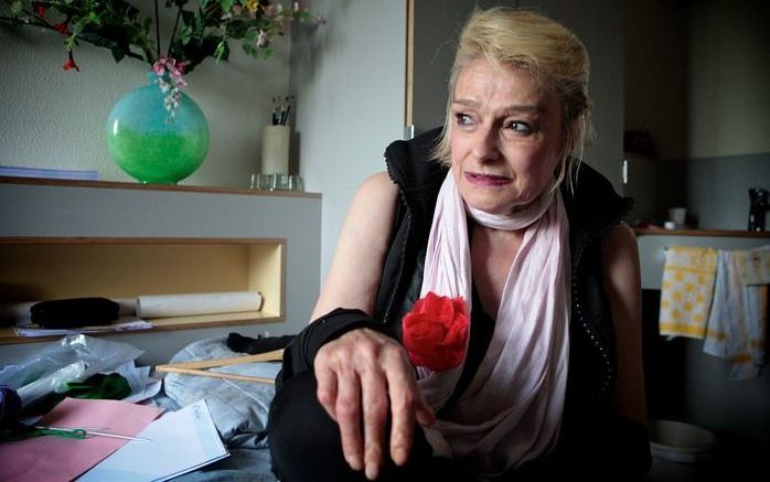 Luisa op haar kamer in de Jellinekkliniek, de dag voordat ze weer naar huis gaat. „Mijn man en ik nemen samen elke dag drie jointjes, weet je. Dus ik rook drie keer een half jointje.” Foto’s Sjaak Verboom