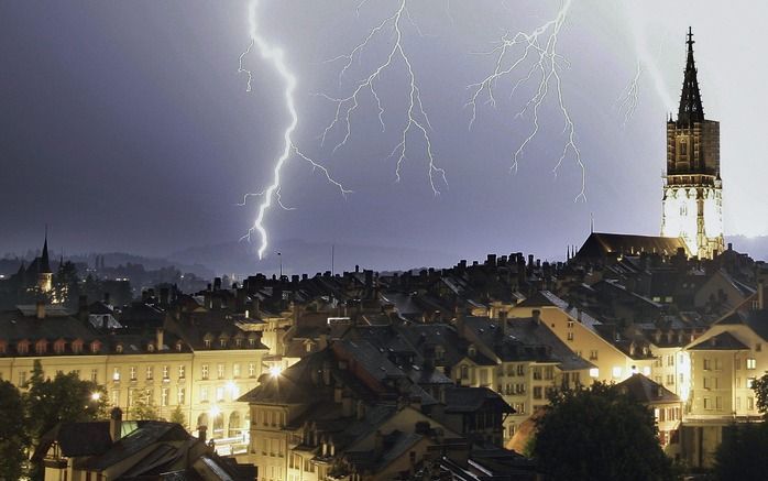 Door een vriendelijker wordend godsbeeld worden mensen minder bang voor onweer, stelt dr. J. W. Buisman. Foto EPA