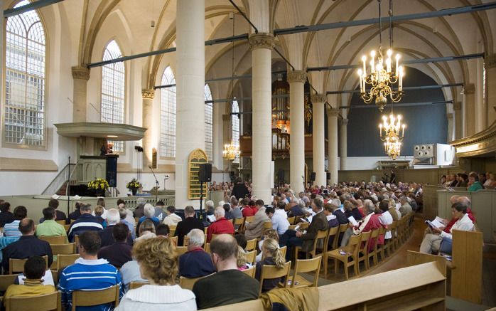 KAMPEN – De Theologische Universiteit van de Gereformeerde Kerken vrijgemaakt hield vrijdag haar jaarlijkse Schooldag. Met heimwee denkt de vooral oudere bezoeker terug aan de dagen van weleer. „Toen, ja inderdaad, toen waren we met z’n duizenden.” Foto C