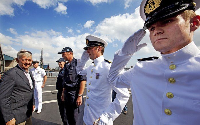 DAR ES SALAAM - Minister van Defensie Van Middelkoop zaterdagochtend bij aankomst op de Hr. Ms. Evertsen. Van Middelkoop brengt in Dar Es Salaam (Tanzania) een bezoek aan het Nederlandse fregat. Foto ANP