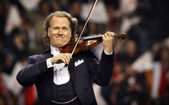 Spektakel in de Amsterdamse ArenA. Tegen de achtergrond van het na­gebouwde Weense slot Schönbrunn voerde André Rieu op zaterdag 5 september met zijn Johann Strauss Orkest een spetterende muziekshow op. Foto ANP