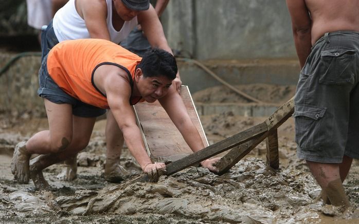 MANILLA - Op de Filipijnen zijn tot nu toe honderd doden gevallen door het noodweer dat de tropische storm Ketsana met zich heeft meegebracht. Zeker 32 mensen worden nog vermist, meldde de regering maandag in Manilla. Foto EPA