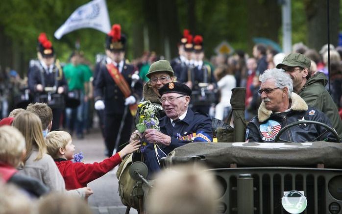 De VVD vindt het besluit van minister Van Middelkoop (Defensie) om vanwege de bezuinigingen in 2011 geen steun meer te geven aan de viering van de 5 mei-herdenking in Wageningen „een brug te ver” gaan. Foto ANP