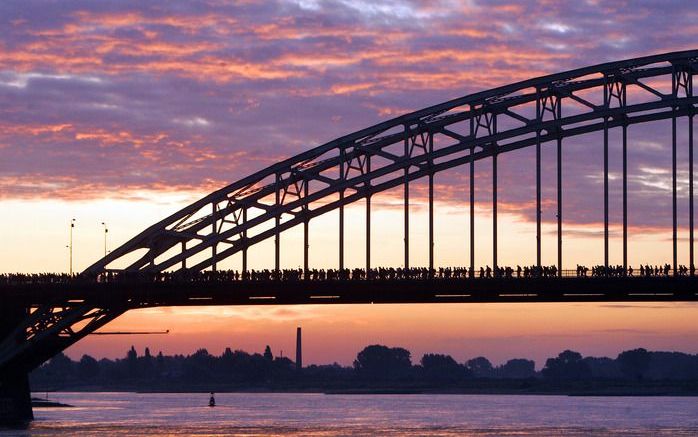 In Nijmegen verrijst deze week een 15 meter lange kopie van de plaatselijke Waalbrug, gebouwd van bamboe. Foto ANP