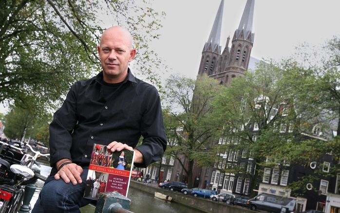 AMSTERDAM – Bart Demyttenaere uit België geeft met zijn boek ”De stoel van Petrus” inzicht in de wereld achter het Vaticaan. Foto RD, Anton Dommerholt