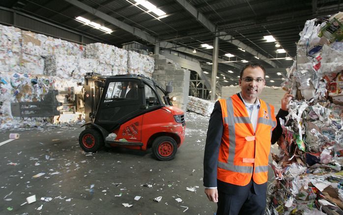 DORDRECHT – De kredietcrisis raakte vorig jaar zelfs de handel in oud papier. Patrick van den Berg van Peute Papierrecycling: „Het vertrouwen was volledig zoek, alle papierfabrieken teerden in op hun voorraden. Daardoor vloog de prijs naar beneden. Aantre