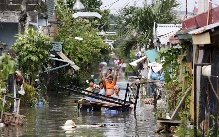 De Filipijnen zijn zwaar getroffen door Ketsana. Ten zuiden van Manila brengen mensen meubels naar droge gebieden. Foto EPA