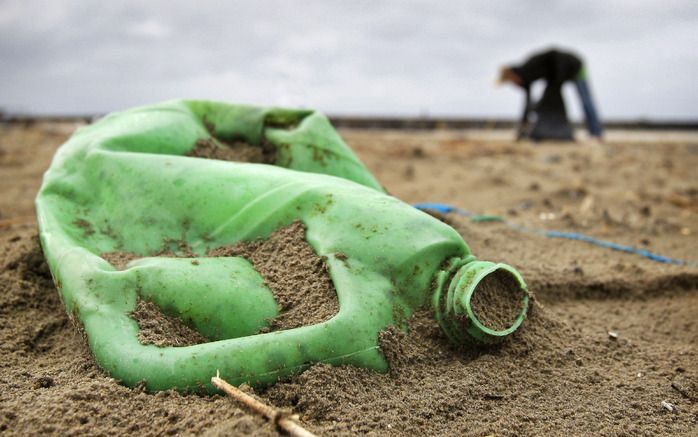 DEN HAAG – De meeste Nederlanders zamelen hun plastic niet in. Dat blijkt uit cijfers van het Recycling Netwerk, de koepelorganisatie van milieuorganisaties, die donderdag op een congres over dit onderwerp worden gepresenteerd. Foto ANP