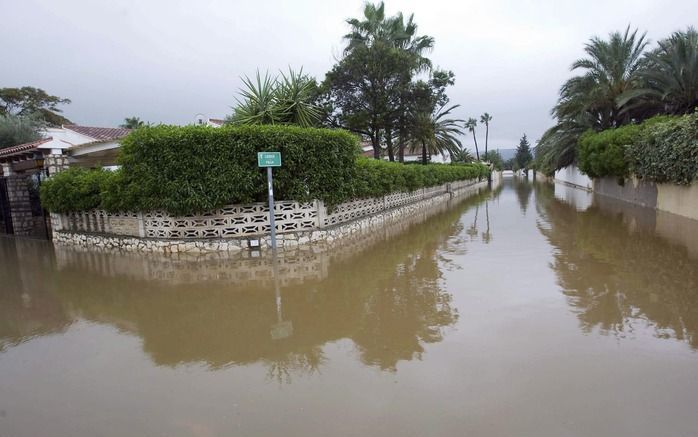 VALENCIA – De Spaanse provincies Valencia en Murcia en de eilandengroep Balearen ondervinden veel overlast van de zware regenval van de afgelopen dagen. Straten zijn ondergelopen en rivieren zijn buiten hun oevers getreden. Foto EPA