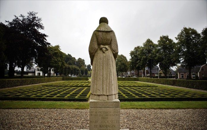 PUTTEN – De Vrouw van Putten, treurend uitziend over zeshonderd symbolische graven. Vrijdag wordt de wegvoering van 661 mannen uit het Veluwse dorp weer herdacht. Hun namen zijn vermeld in de Gedachtenisruimte aan de overkant van de straat. Ze kwamen om n