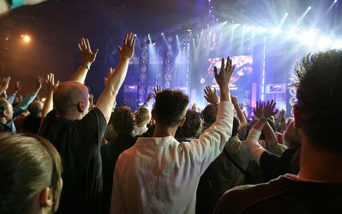 „Evangelische christenen weten hun geloof in eigentijdse en pakkende taal te verwoorden. Er wordt volop gebruikgemaakt van moderne communicatiemiddelen. Evangelisch staat voor flexibel.” Foto: concert van gospelzanger Michael W. Smith in het Gelredome in 