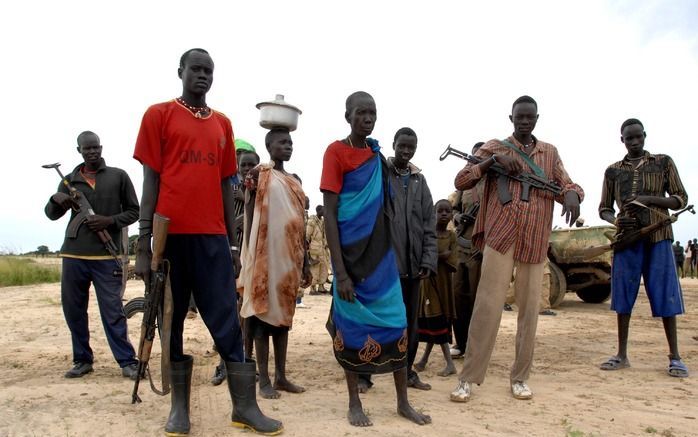 Zuid-Sudan wordt geteisterd door geweld. Foto: bewapende inwoners van het dorp Duk Padiet. Foto EPA