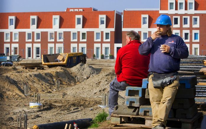 Vijfenzestig of zevenenzestig? De voorgenomen verhoging van de AOW-leeftijd houdt de gemoederen bezig. Foto: Bouwvakkers in Rotterdam. Foto ANP