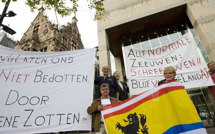 DEN HAAG - Actiegroep Red onze Polders! demonstreert voor het Tweede Kamergebouw in Den Haag voor aanvang van het debat over over de uitdieping van de Westerschelde. Foto ANP