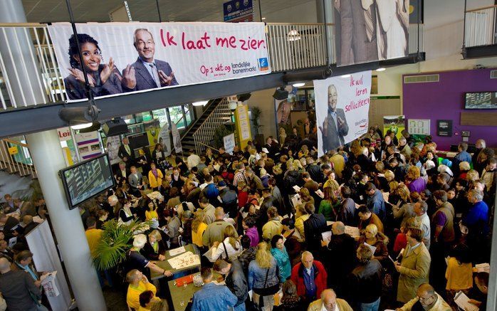 DEN HAAG – De Landelijke Banenmarkt heeft dit jaar ongeveer 110.000 bezoekers getrokken. Dit zijn er 30.000 meer dan vorig jaar, zo zei een woordvoerder van UWV Werkbedrijf, dat de banenmarkt donderdag samen met gemeenten organiseerde op ongeveer honderd 